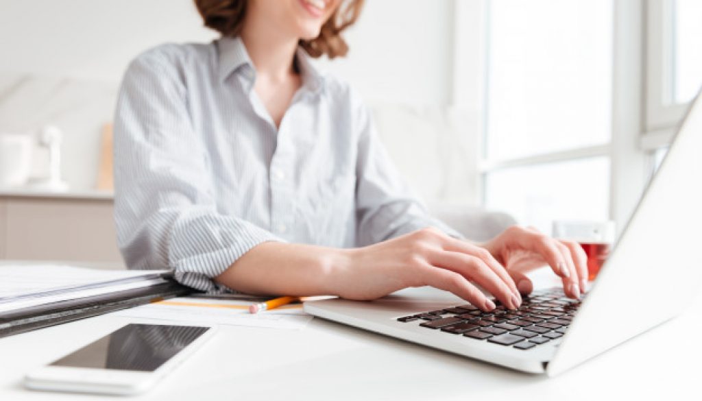 brunette-femme-dactylographie-email-ordinateur-portable-quoique-seance-maison-selectif-foyer-main_171337-13093