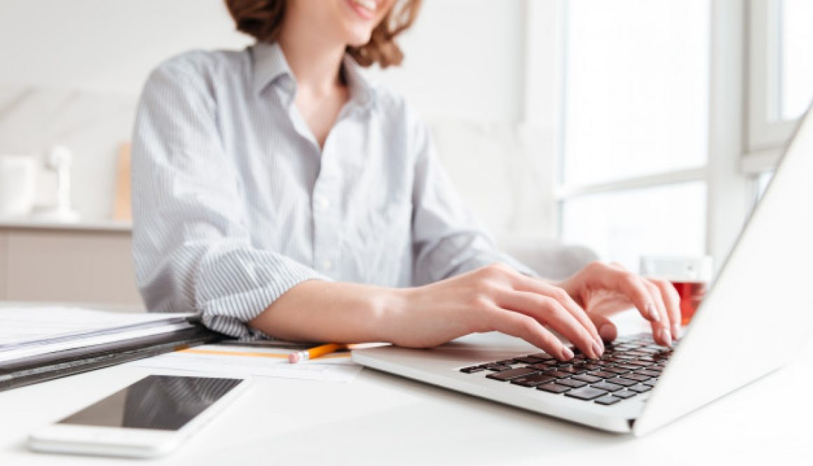 brunette-femme-dactylographie-email-ordinateur-portable-quoique-seance-maison-selectif-foyer-main_171337-13093