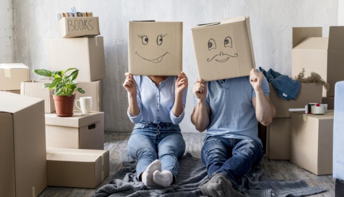 vue-avant-du-couple-idiot-boites-au-dessus-tete-maison-jour-du-demenagement_23-2148647487