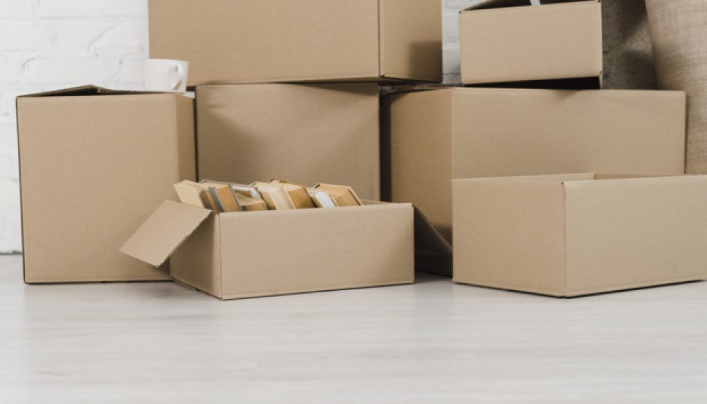 tas-boites-carton-sol-blanc_23-2148095451 (1)