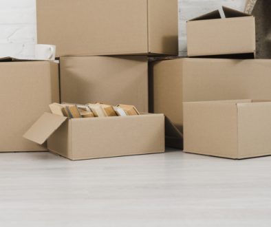 tas-boites-carton-sol-blanc_23-2148095451 (1)