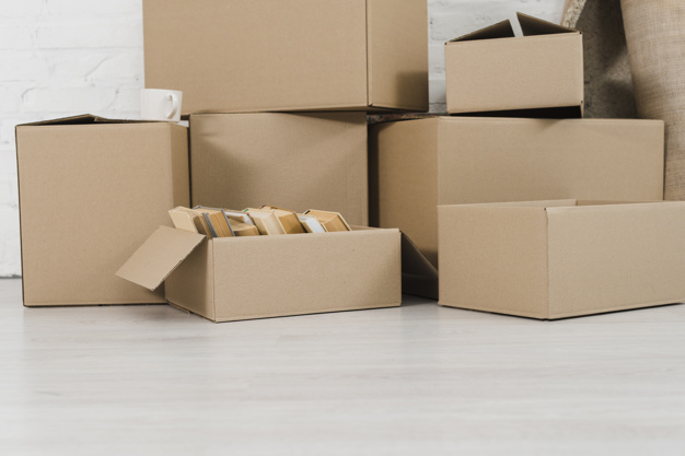 tas-boites-carton-sol-blanc_23-2148095451 (1)